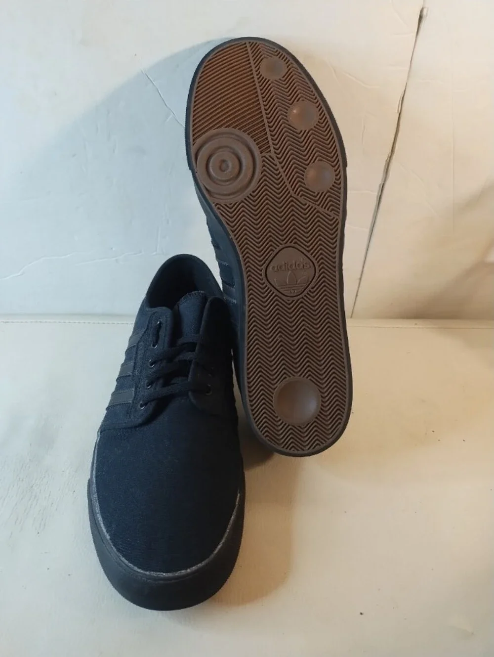 ADIDAS SEELEY LIFESTYLE CASUAL SKATE SHOE MENS SIZE 10.5 AQ8531 TRIPLE BLACK GUM